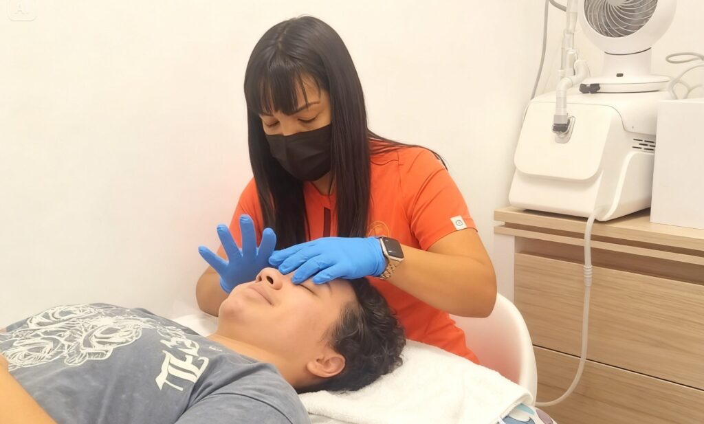 Esteticista aplicando mesoterapia facial con ácido hialurónico y vitaminas en Waydimar Sthetic Solution Vega Alta.