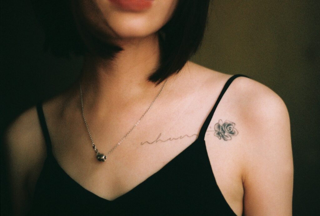 Tatuaje en el hombre de una mujer candidata a eliminación con láser en Vega Alta