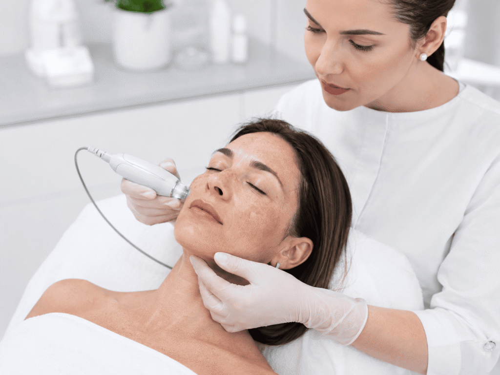 Eliminación de manchas en Vega Alta con tratamiento facial avanzado en cabina estética